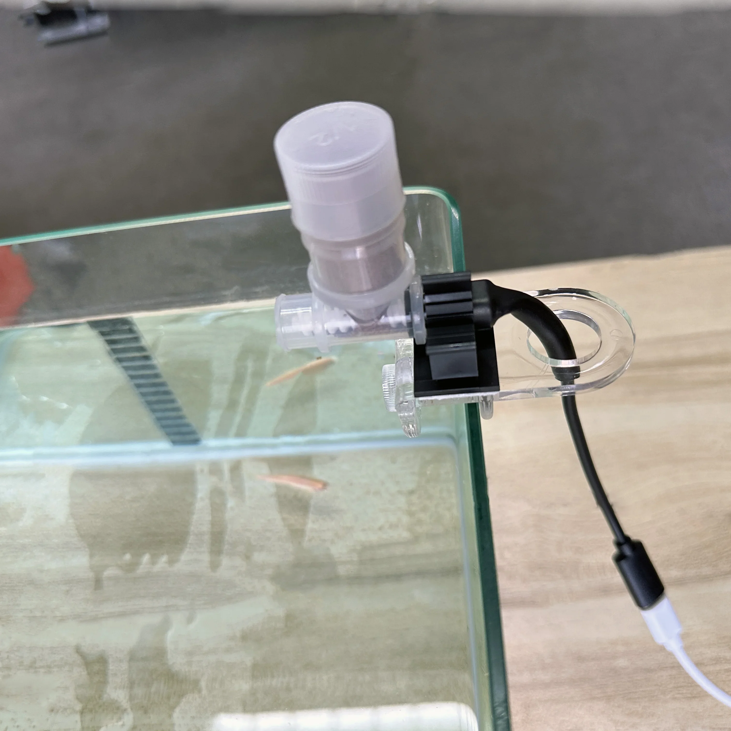 最高の自動魚フィーダー - 水族館用 WiFi スマートフィ - Aquarium Fish Holiday Food のレビューと価格